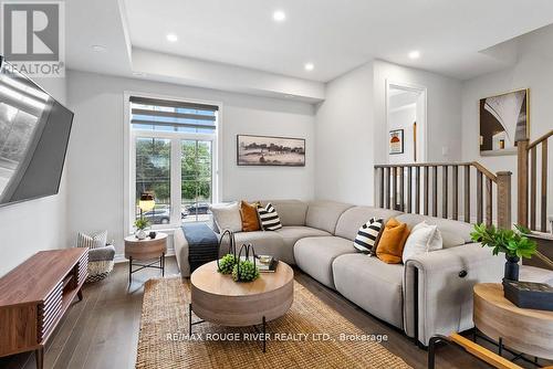 21 Porcelain Way, Whitby (Rolling Acres), ON - Indoor Photo Showing Living Room