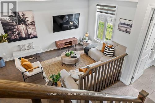 21 Porcelain Way, Whitby (Rolling Acres), ON - Indoor Photo Showing Living Room