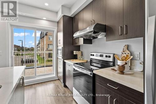 21 Porcelain Way, Whitby (Rolling Acres), ON - Indoor Photo Showing Kitchen With Upgraded Kitchen