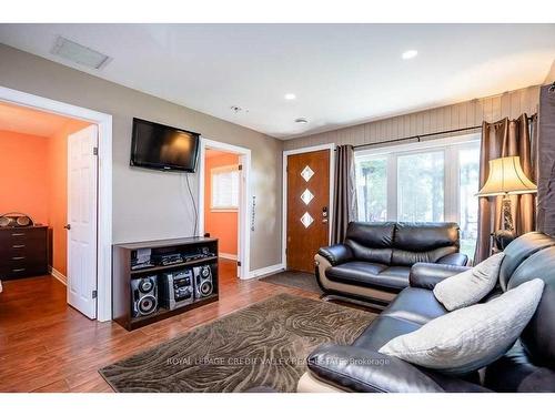 230 Robins Point Rd, Tay, ON - Indoor Photo Showing Living Room