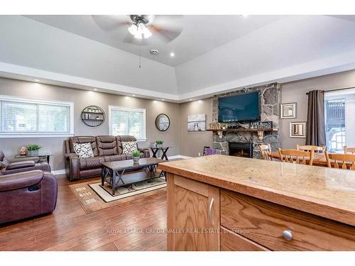 230 Robins Point Rd, Tay, ON - Indoor Photo Showing Living Room