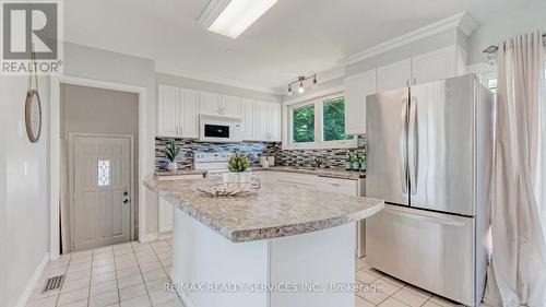 920 Eagle Crescent, London, ON - Indoor Photo Showing Kitchen With Upgraded Kitchen