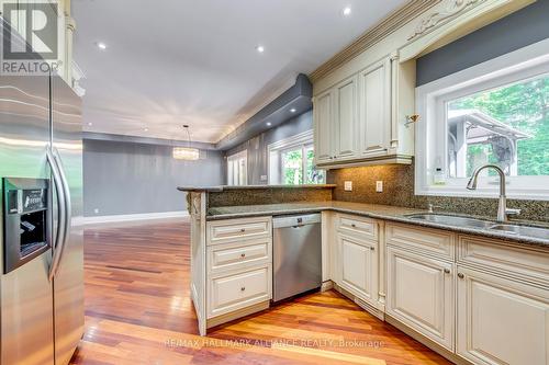 1116 Crestview Street, Oakville, ON - Indoor Photo Showing Kitchen With Double Sink With Upgraded Kitchen