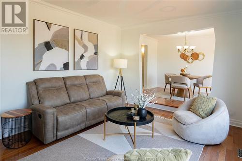 3039 California Avenue, Windsor, ON - Indoor Photo Showing Living Room