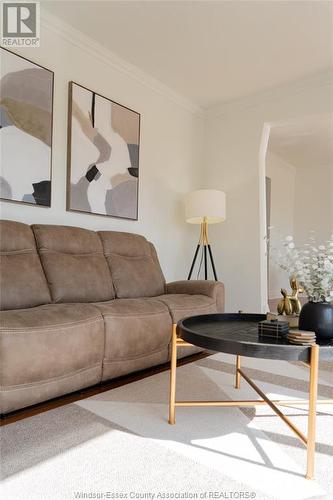 3039 California Avenue, Windsor, ON - Indoor Photo Showing Living Room