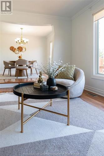 3039 California Avenue, Windsor, ON - Indoor Photo Showing Living Room