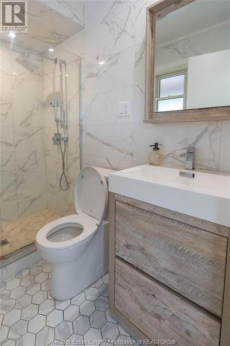 3039 California Avenue, Windsor, ON - Indoor Photo Showing Bathroom