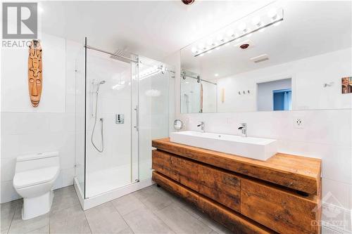 20 Johnwoods Street, Ottawa, ON - Indoor Photo Showing Bathroom