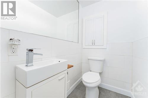 20 Johnwoods Street, Ottawa, ON - Indoor Photo Showing Bathroom