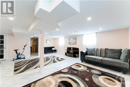 20 Johnwoods Street, Ottawa, ON - Indoor Photo Showing Living Room