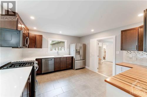 20 Johnwoods Street, Ottawa, ON - Indoor Photo Showing Kitchen