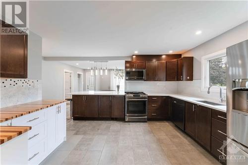 20 Johnwoods Street, Ottawa, ON - Indoor Photo Showing Kitchen