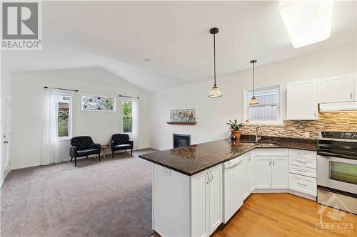 122 Streamside Crescent, Ottawa, ON - Indoor Photo Showing Kitchen