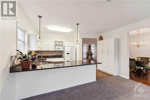 122 Streamside Crescent, Ottawa, ON - Indoor Photo Showing Kitchen