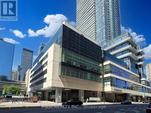 3213 - 386 Yonge Street, Toronto, ON - Outdoor