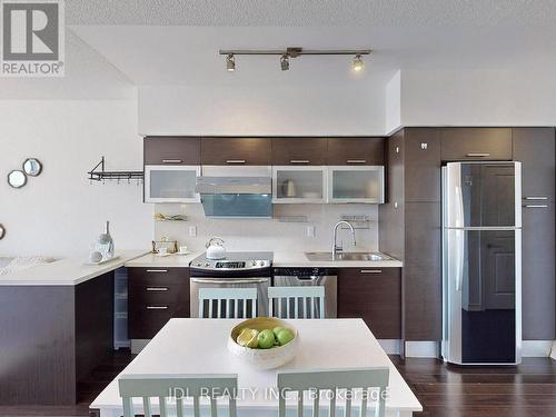 3213 - 386 Yonge Street, Toronto, ON - Indoor Photo Showing Kitchen With Stainless Steel Kitchen With Upgraded Kitchen