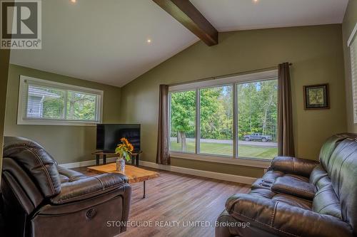 77 Princes' Street W, Kawartha Lakes (Fenelon Falls), ON - Indoor Photo Showing Living Room