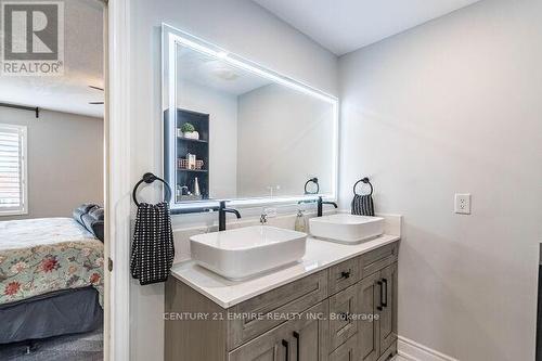 120 Fred Young Drive, Toronto (Downsview-Roding-Cfb), ON - Indoor Photo Showing Bathroom