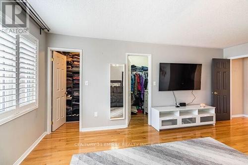 120 Fred Young Drive, Toronto (Downsview-Roding-Cfb), ON - Indoor Photo Showing Living Room