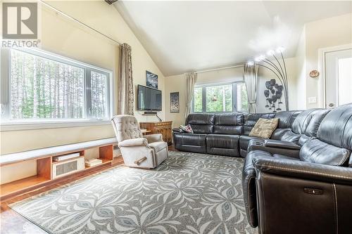 1151 Locksley Road, Pembroke, ON - Indoor Photo Showing Living Room