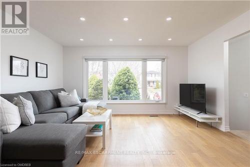 138 Oakdale Drive, Oakville (College Park), ON - Indoor Photo Showing Living Room