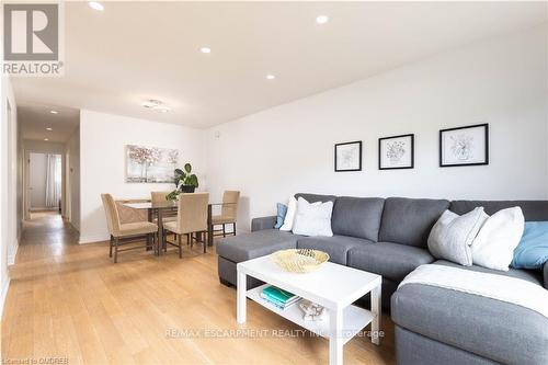 138 Oakdale Drive, Oakville (College Park), ON - Indoor Photo Showing Living Room