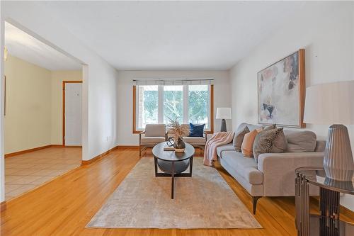 41 Elora Drive, Hamilton, ON - Indoor Photo Showing Living Room