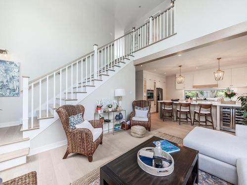 Escalier - 886 Rue Bellerive, Saint-Jean-Sur-Richelieu, QC - Indoor Photo Showing Living Room