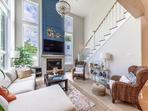 Salon - 886 Rue Bellerive, Saint-Jean-Sur-Richelieu, QC - Indoor Photo Showing Living Room With Fireplace