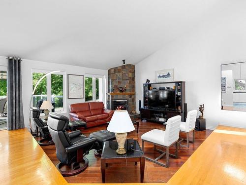 Salon - 32 Rue Des Pins S., Sainte-Pétronille, QC - Indoor Photo Showing Living Room With Fireplace