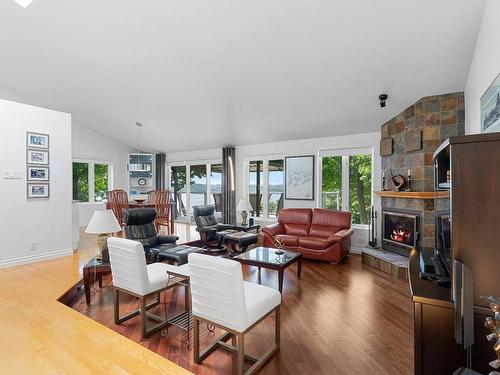 Salon - 32 Rue Des Pins S., Sainte-Pétronille, QC - Indoor Photo Showing Living Room With Fireplace