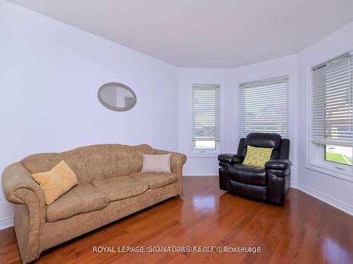 1327 Corm St, Innisfil, ON - Indoor Photo Showing Living Room