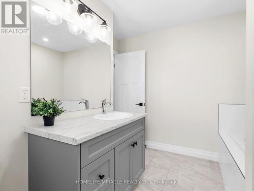 111 Livingston Drive, Tillsonburg, ON - Indoor Photo Showing Bathroom