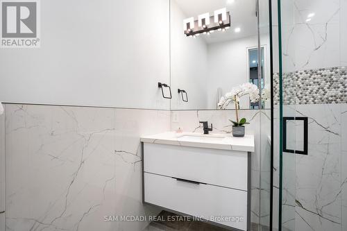 112 Elton Park Road, Oakville, ON - Indoor Photo Showing Bathroom