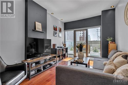 90 George Street Unit#405, Ottawa, ON - Indoor Photo Showing Living Room