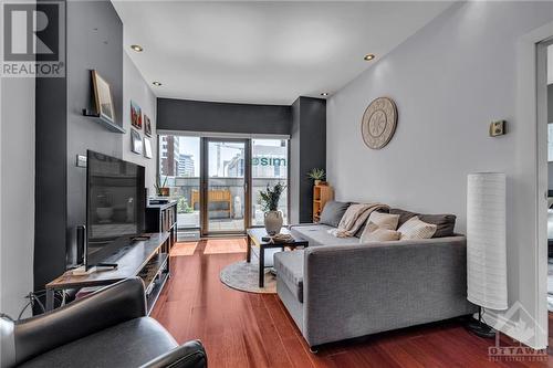 90 George Street Unit#405, Ottawa, ON - Indoor Photo Showing Living Room