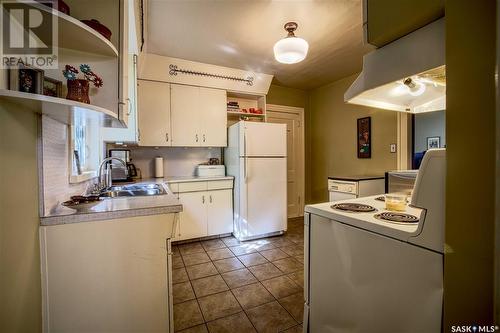 935 10Th Avenue N, Saskatoon, SK - Indoor Photo Showing Kitchen With Double Sink