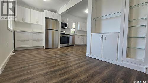 429 2Nd Avenue Ne, Swift Current, SK - Indoor Photo Showing Kitchen