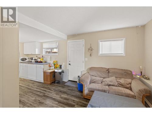 1452 Stratford Place, Kamloops, BC - Indoor Photo Showing Living Room