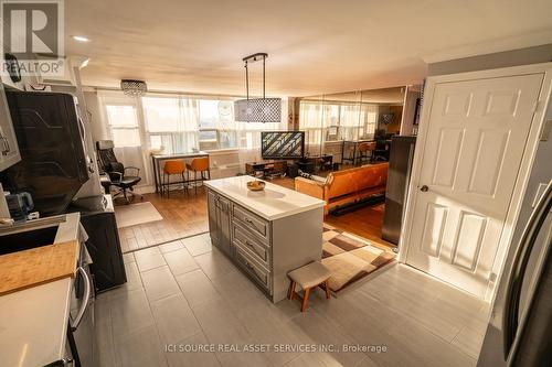 1902 - 270 Palmdale Drive, Toronto (Tam O'Shanter-Sullivan), ON - Indoor Photo Showing Living Room