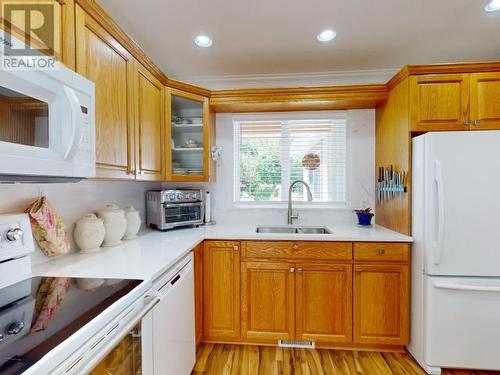 18-4897 Ontario Ave, Powell River, BC - Indoor Photo Showing Kitchen With Double Sink