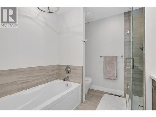 1038 Wilson Avenue, Kelowna, BC - Indoor Photo Showing Bathroom