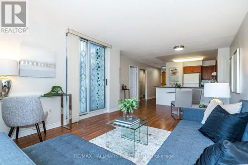 617 - 225 Merton Street, Toronto (Mount Pleasant West), ON - Indoor Photo Showing Living Room