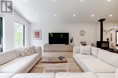 295 Allen Road, Grimsby, ON - Indoor Photo Showing Living Room