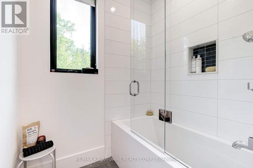 295 Allen Road, Grimsby, ON - Indoor Photo Showing Bathroom