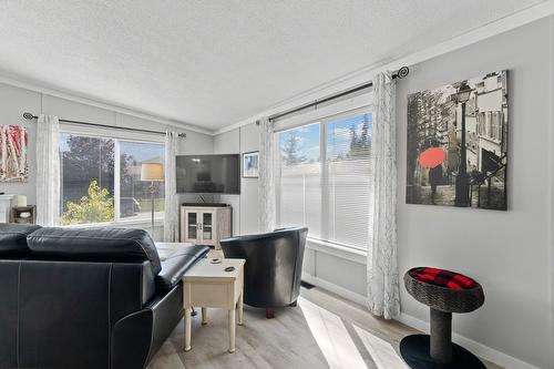 7251 45 Street, Salmon Arm, BC - Indoor Photo Showing Living Room