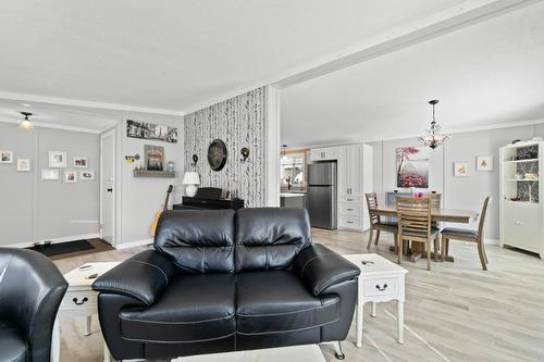 7251 45 Street, Salmon Arm, BC - Indoor Photo Showing Living Room