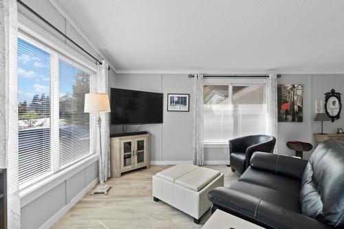 7251 45 Street, Salmon Arm, BC - Indoor Photo Showing Living Room