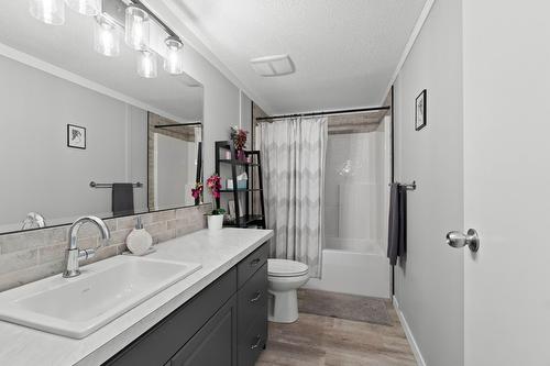 7251 45 Street, Salmon Arm, BC - Indoor Photo Showing Bathroom