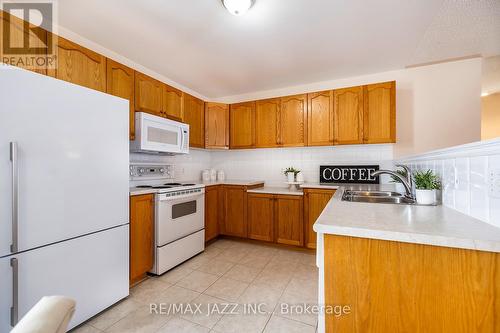 19 Wilkins Crescent, Clarington (Courtice), ON - Indoor Photo Showing Kitchen With Double Sink